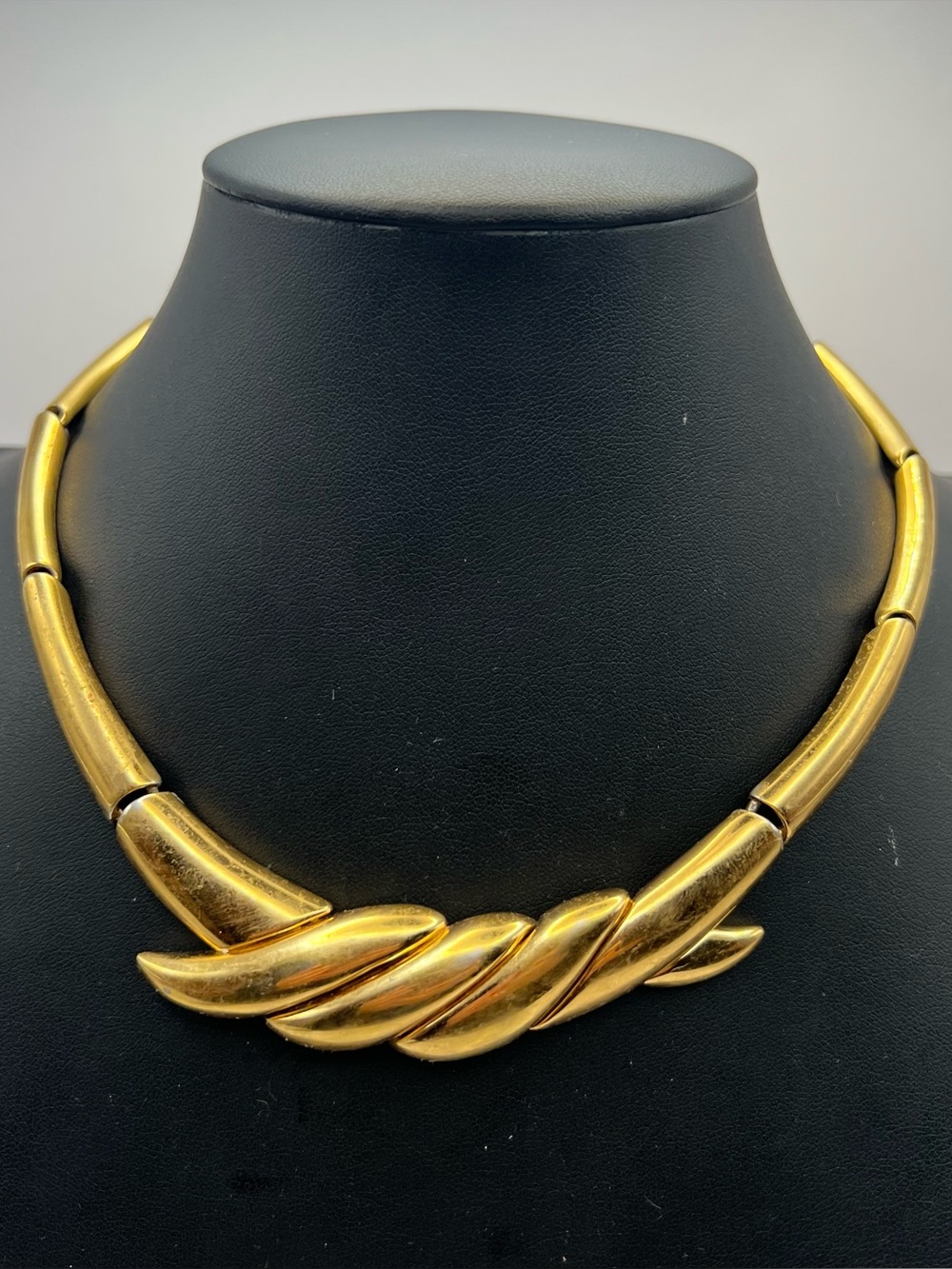 Monet Gold Tone Vintage Collar Necklace w/ Stunning Centerpiece